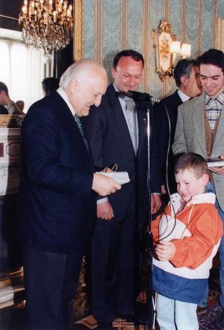 ll Presidente della Repubblica Oscar Luigi Scalfaro riceve in udienza Don Roberto Collarini, con una delegazione di giovani dell'Oratorio parrocchiale "Padre Ballardini" di Cameri (Novara)
