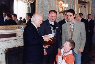 ll Presidente della Repubblica Oscar Luigi Scalfaro riceve in udienza Don Roberto Collarini, con una delegazione di giovani dell'Oratorio parrocchiale "Padre Ballardini" di Cameri (Novara)