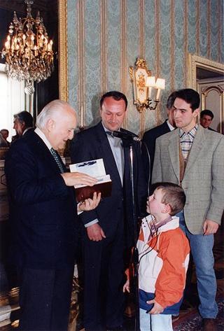 ll Presidente della Repubblica Oscar Luigi Scalfaro riceve in udienza Don Roberto Collarini, con una delegazione di giovani dell'Oratorio parrocchiale "Padre Ballardini" di Cameri (Novara)