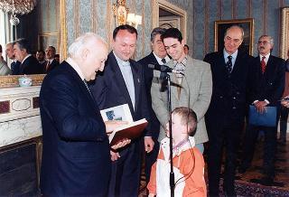 ll Presidente della Repubblica Oscar Luigi Scalfaro riceve in udienza Don Roberto Collarini, con una delegazione di giovani dell'Oratorio parrocchiale "Padre Ballardini" di Cameri (Novara)