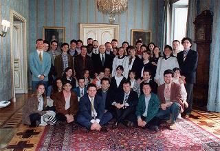 ll Presidente della Repubblica Oscar Luigi Scalfaro riceve in udienza Don Roberto Collarini, con una delegazione di giovani dell'Oratorio parrocchiale "Padre Ballardini" di Cameri (Novara)