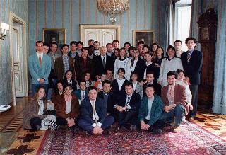 ll Presidente della Repubblica Oscar Luigi Scalfaro riceve in udienza Don Roberto Collarini, con una delegazione di giovani dell'Oratorio parrocchiale "Padre Ballardini" di Cameri (Novara)