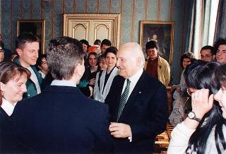 ll Presidente della Repubblica Oscar Luigi Scalfaro riceve in udienza Don Roberto Collarini, con una delegazione di giovani dell'Oratorio parrocchiale "Padre Ballardini" di Cameri (Novara)