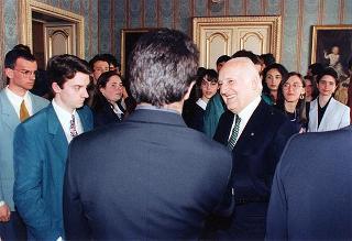 ll Presidente della Repubblica Oscar Luigi Scalfaro riceve in udienza Don Roberto Collarini, con una delegazione di giovani dell'Oratorio parrocchiale "Padre Ballardini" di Cameri (Novara)