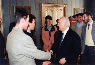 ll Presidente della Repubblica Oscar Luigi Scalfaro riceve in udienza Don Roberto Collarini, con una delegazione di giovani dell'Oratorio parrocchiale "Padre Ballardini" di Cameri (Novara)