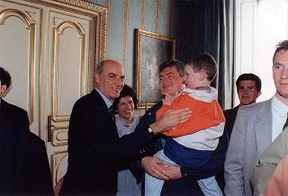 ll Presidente della Repubblica Oscar Luigi Scalfaro riceve in udienza Don Roberto Collarini, con una delegazione di giovani dell'Oratorio parrocchiale "Padre Ballardini" di Cameri (Novara)