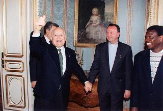 ll Presidente della Repubblica Oscar Luigi Scalfaro riceve in udienza Don Roberto Collarini, con una delegazione di giovani dell'Oratorio parrocchiale "Padre Ballardini" di Cameri (Novara)