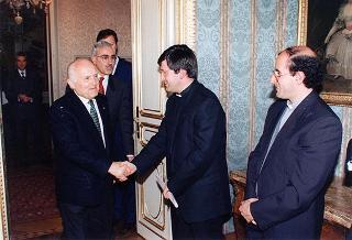 Il Presidente della Repubblica Oscar Luigi Scalfaro riceve Don Giuseppe Marinoni, con un gruppo di giovani di Tradate (Varese)