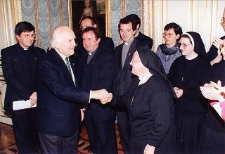 Il Presidente della Repubblica Oscar Luigi Scalfaro riceve Don Giuseppe Marinoni, con un gruppo di giovani di Tradate (Varese)