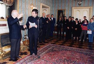 Il Presidente della Repubblica Oscar Luigi Scalfaro riceve Don Giuseppe Marinoni, con un gruppo di giovani di Tradate (Varese)