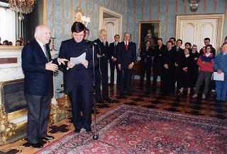 Il Presidente della Repubblica Oscar Luigi Scalfaro riceve Don Giuseppe Marinoni, con un gruppo di giovani di Tradate (Varese)