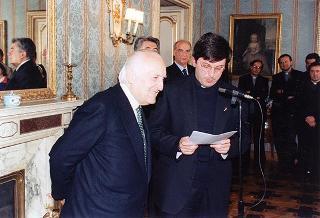 Il Presidente della Repubblica Oscar Luigi Scalfaro riceve Don Giuseppe Marinoni, con un gruppo di giovani di Tradate (Varese)