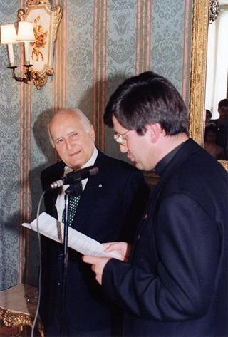 Il Presidente della Repubblica Oscar Luigi Scalfaro riceve Don Giuseppe Marinoni, con un gruppo di giovani di Tradate (Varese)
