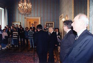 Il Presidente della Repubblica Oscar Luigi Scalfaro riceve Don Giuseppe Marinoni, con un gruppo di giovani di Tradate (Varese)