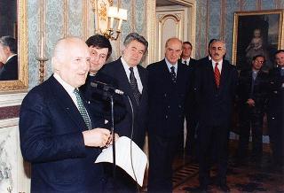 Il Presidente della Repubblica Oscar Luigi Scalfaro riceve Don Giuseppe Marinoni, con un gruppo di giovani di Tradate (Varese)