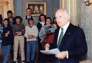 Il Presidente della Repubblica Oscar Luigi Scalfaro riceve Don Giuseppe Marinoni, con un gruppo di giovani di Tradate (Varese)