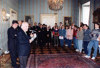 Il Presidente della Repubblica Oscar Luigi Scalfaro riceve Don Giuseppe Marinoni, con un gruppo di giovani di Tradate (Varese)