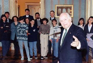 Il Presidente della Repubblica Oscar Luigi Scalfaro riceve Don Giuseppe Marinoni, con un gruppo di giovani di Tradate (Varese)