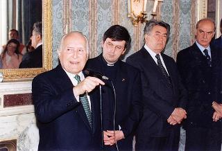 Il Presidente della Repubblica Oscar Luigi Scalfaro riceve Don Giuseppe Marinoni, con un gruppo di giovani di Tradate (Varese)