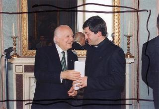 Il Presidente della Repubblica Oscar Luigi Scalfaro riceve Don Giuseppe Marinoni, con un gruppo di giovani di Tradate (Varese)