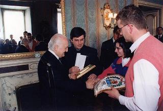 Il Presidente della Repubblica Oscar Luigi Scalfaro riceve Don Giuseppe Marinoni, con un gruppo di giovani di Tradate (Varese)