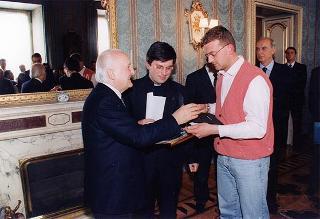 Il Presidente della Repubblica Oscar Luigi Scalfaro riceve Don Giuseppe Marinoni, con un gruppo di giovani di Tradate (Varese)