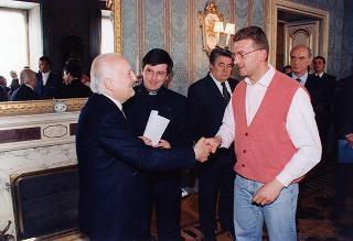 Il Presidente della Repubblica Oscar Luigi Scalfaro riceve Don Giuseppe Marinoni, con un gruppo di giovani di Tradate (Varese)