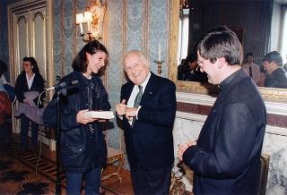 Il Presidente della Repubblica Oscar Luigi Scalfaro riceve Don Giuseppe Marinoni, con un gruppo di giovani di Tradate (Varese)