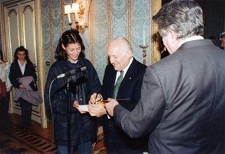 Il Presidente della Repubblica Oscar Luigi Scalfaro riceve Don Giuseppe Marinoni, con un gruppo di giovani di Tradate (Varese)