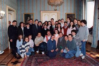 Il Presidente della Repubblica Oscar Luigi Scalfaro riceve Don Giuseppe Marinoni, con un gruppo di giovani di Tradate (Varese)