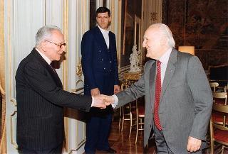 On. prof. Mario Ferrari-Aggradi, presidente dell'Associazione partigiani cristiani, con una delegazione
