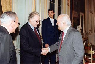 On. prof. Mario Ferrari-Aggradi, presidente dell'Associazione partigiani cristiani, con una delegazione