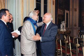 On. prof. Mario Ferrari-Aggradi, presidente dell'Associazione partigiani cristiani, con una delegazione