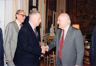 On. prof. Mario Ferrari-Aggradi, presidente dell'Associazione partigiani cristiani, con una delegazione