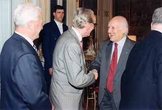 On. prof. Mario Ferrari-Aggradi, presidente dell'Associazione partigiani cristiani, con una delegazione