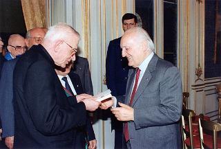 On. prof. Mario Ferrari-Aggradi, presidente dell'Associazione partigiani cristiani, con una delegazione