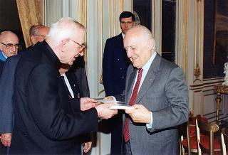 On. prof. Mario Ferrari-Aggradi, presidente dell'Associazione partigiani cristiani, con una delegazione