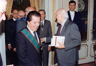 On. prof. Mario Ferrari-Aggradi, presidente dell'Associazione partigiani cristiani, con una delegazione