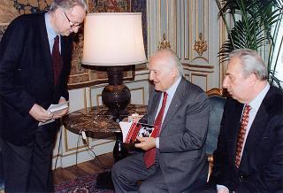 On. prof. Mario Ferrari-Aggradi, presidente dell'Associazione partigiani cristiani, con una delegazione