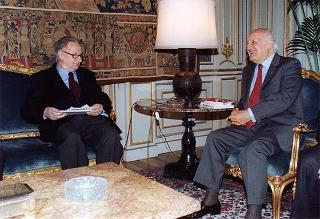 On. prof. Mario Ferrari-Aggradi, presidente dell'Associazione partigiani cristiani, con una delegazione