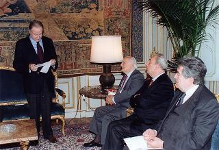 On. prof. Mario Ferrari-Aggradi, presidente dell'Associazione partigiani cristiani, con una delegazione