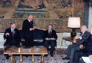 On. prof. Mario Ferrari-Aggradi, presidente dell'Associazione partigiani cristiani, con una delegazione