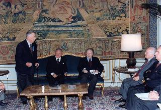 On. prof. Mario Ferrari-Aggradi, presidente dell'Associazione partigiani cristiani, con una delegazione