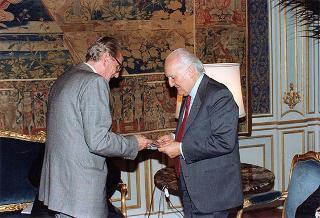 On. prof. Mario Ferrari-Aggradi, presidente dell'Associazione partigiani cristiani, con una delegazione