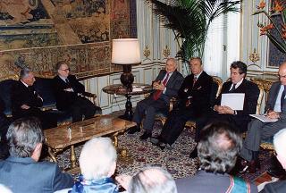 On. prof. Mario Ferrari-Aggradi, presidente dell'Associazione partigiani cristiani, con una delegazione