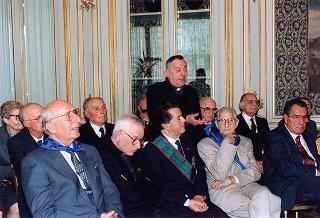 On. prof. Mario Ferrari-Aggradi, presidente dell'Associazione partigiani cristiani, con una delegazione