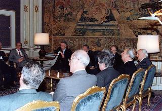 On. prof. Mario Ferrari-Aggradi, presidente dell'Associazione partigiani cristiani, con una delegazione
