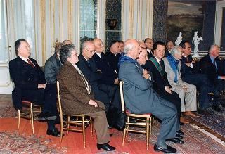On. prof. Mario Ferrari-Aggradi, presidente dell'Associazione partigiani cristiani, con una delegazione