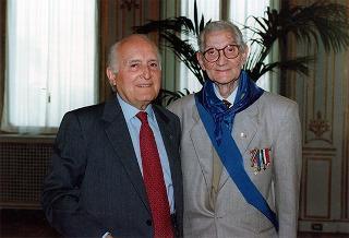 On. prof. Mario Ferrari-Aggradi, presidente dell'Associazione partigiani cristiani, con una delegazione