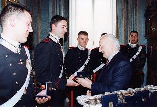 Delegazione di allievi della Scuola sottufficiali dei Carabinieri, in servizio di guardia d'onore al Palazzo del Quirinale